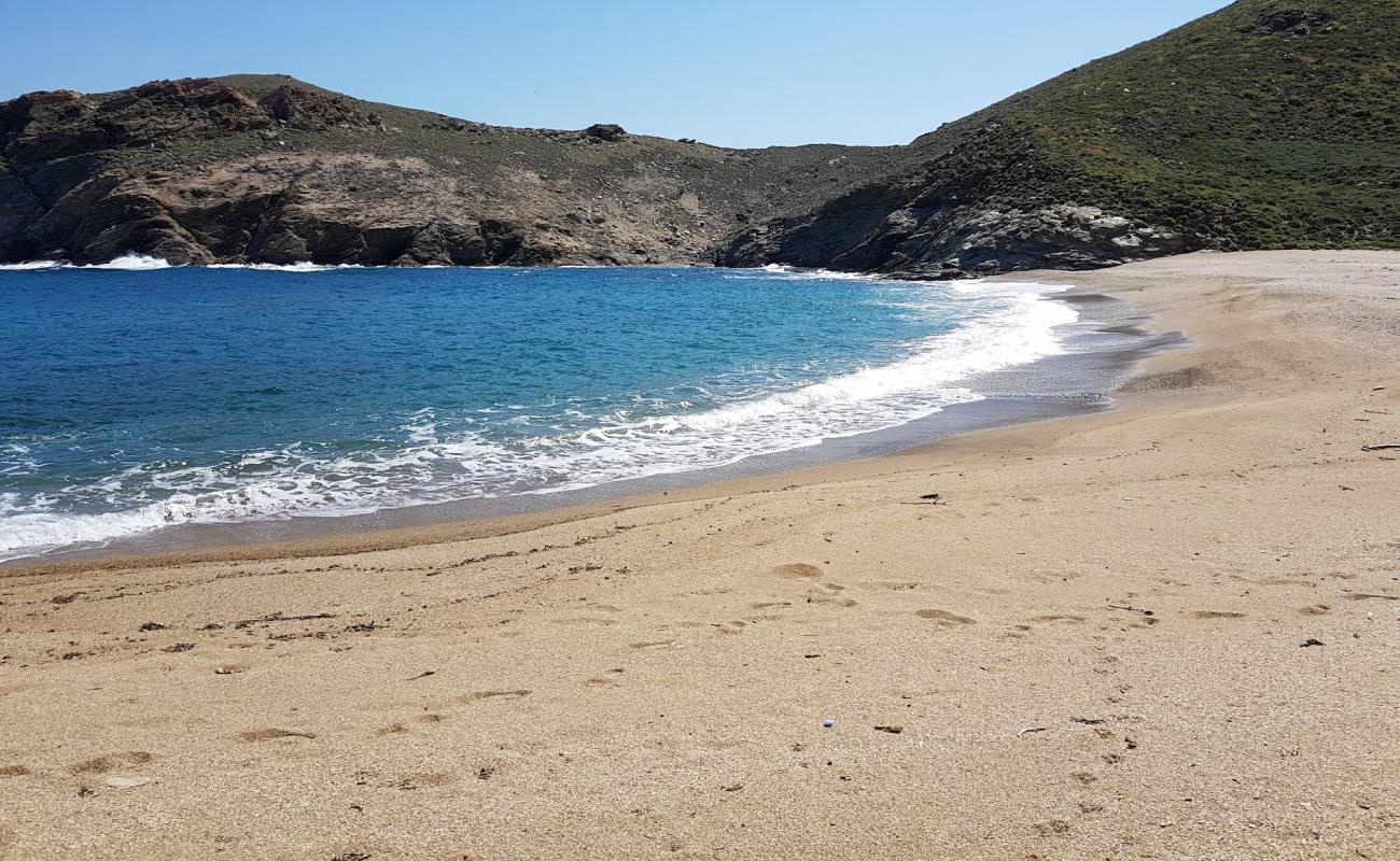 Foto de Linari beach con arena de concha brillante superficie