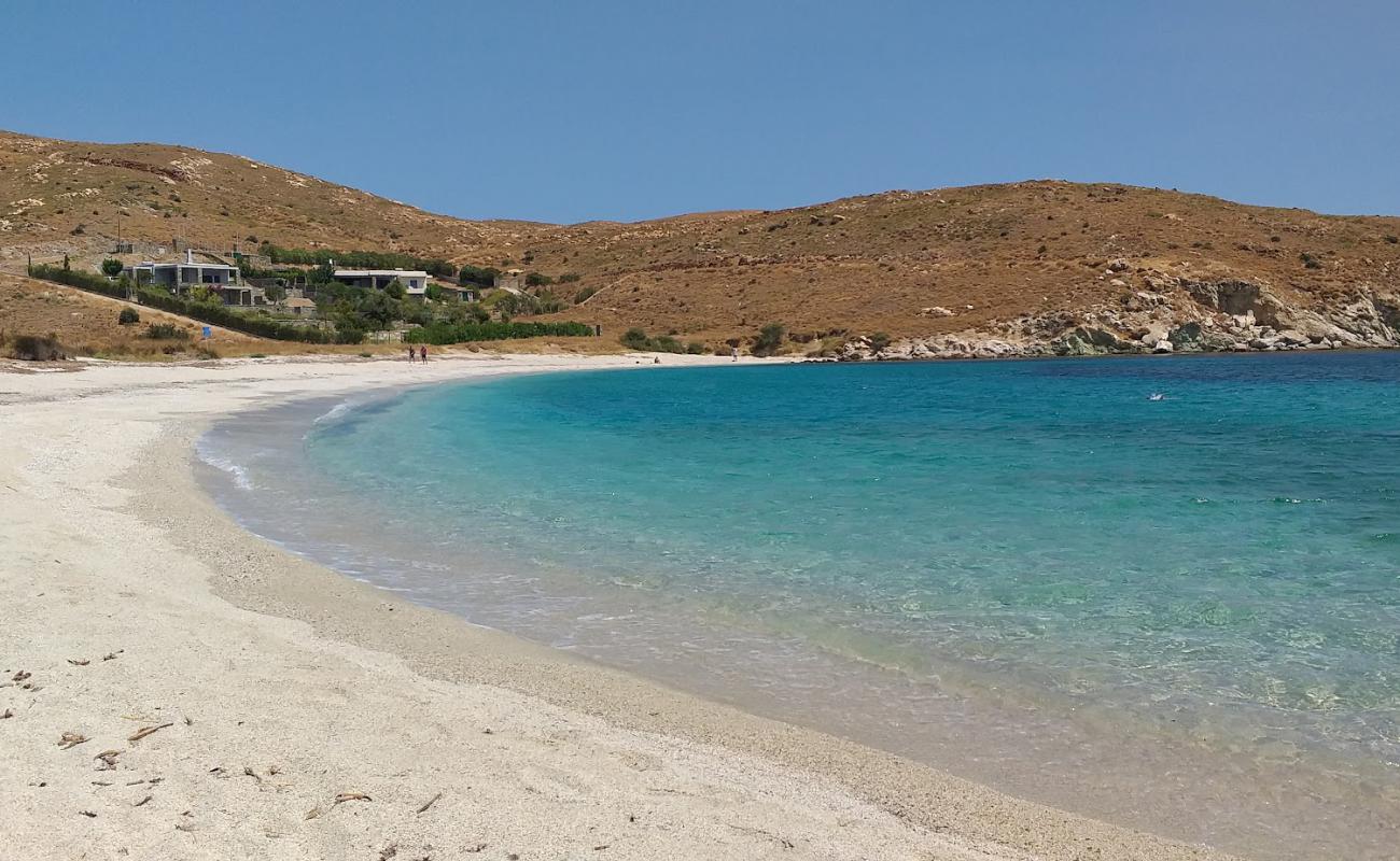 Foto de Gialos beach con guijarro fino claro superficie