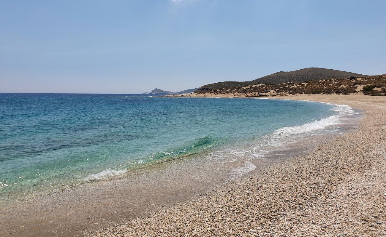 Foto de Kalamos beach con arena de concha brillante superficie