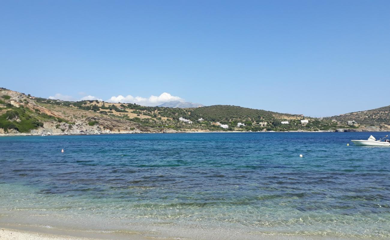 Foto de Likorema beach con arena de concha brillante superficie