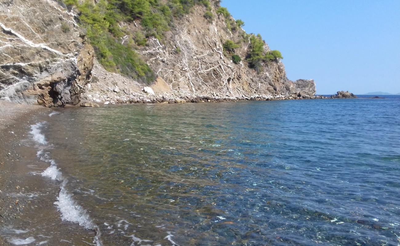 Foto de Limenarui beach con arena gris y guijarros superficie