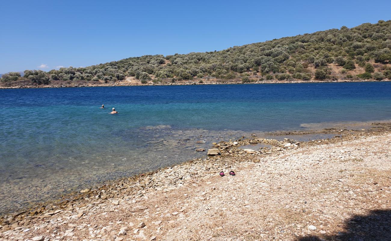 Foto de Mpoufalo beach con arena/piedras marrón superficie