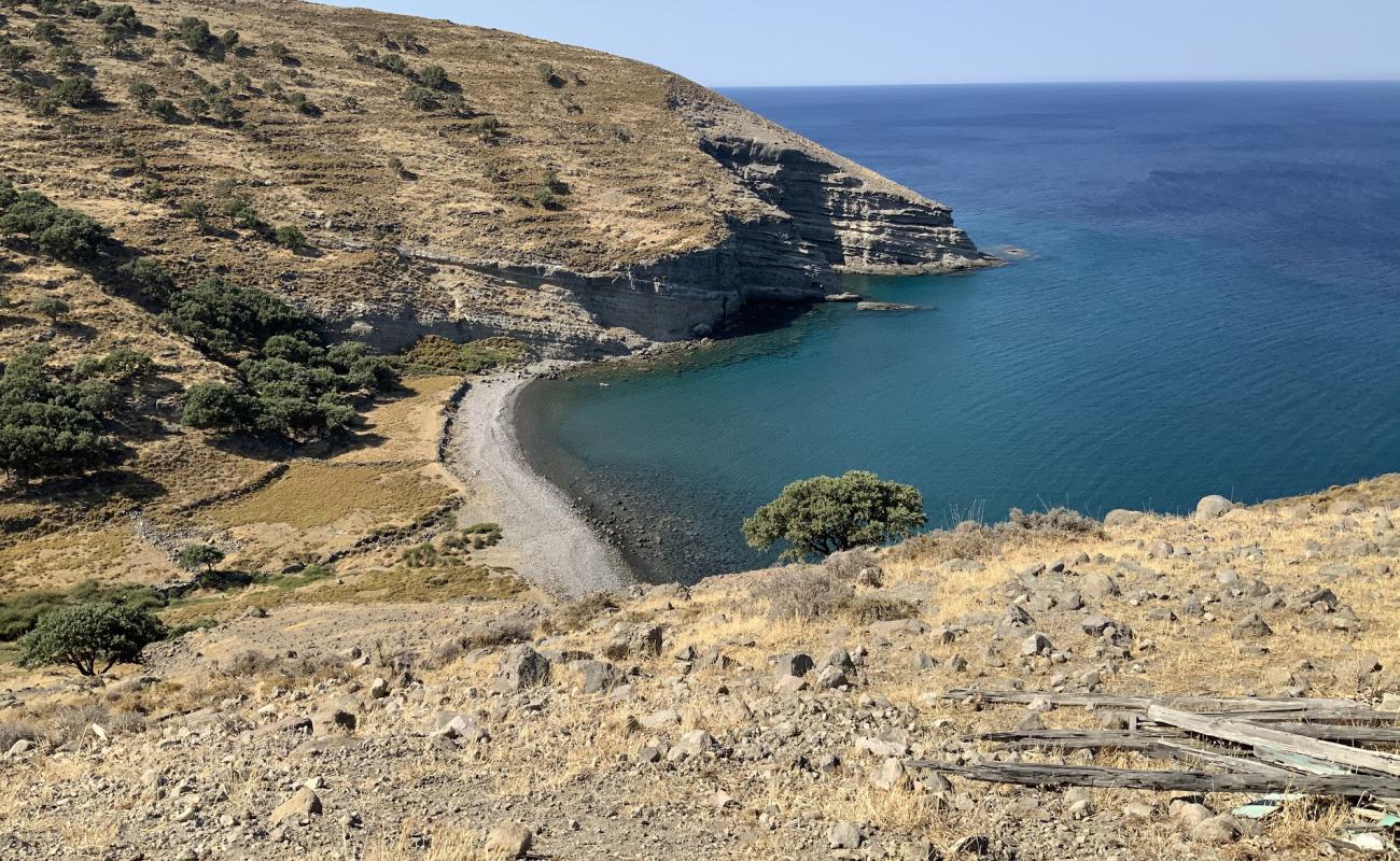 Foto de Agios Antonios beach con arena gris y guijarros superficie