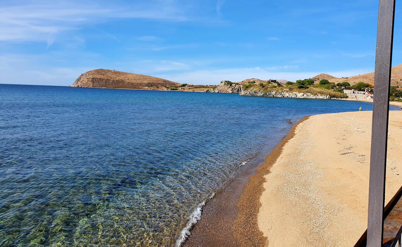 Foto de Romeikos Gialos beach con brillante arena fina superficie