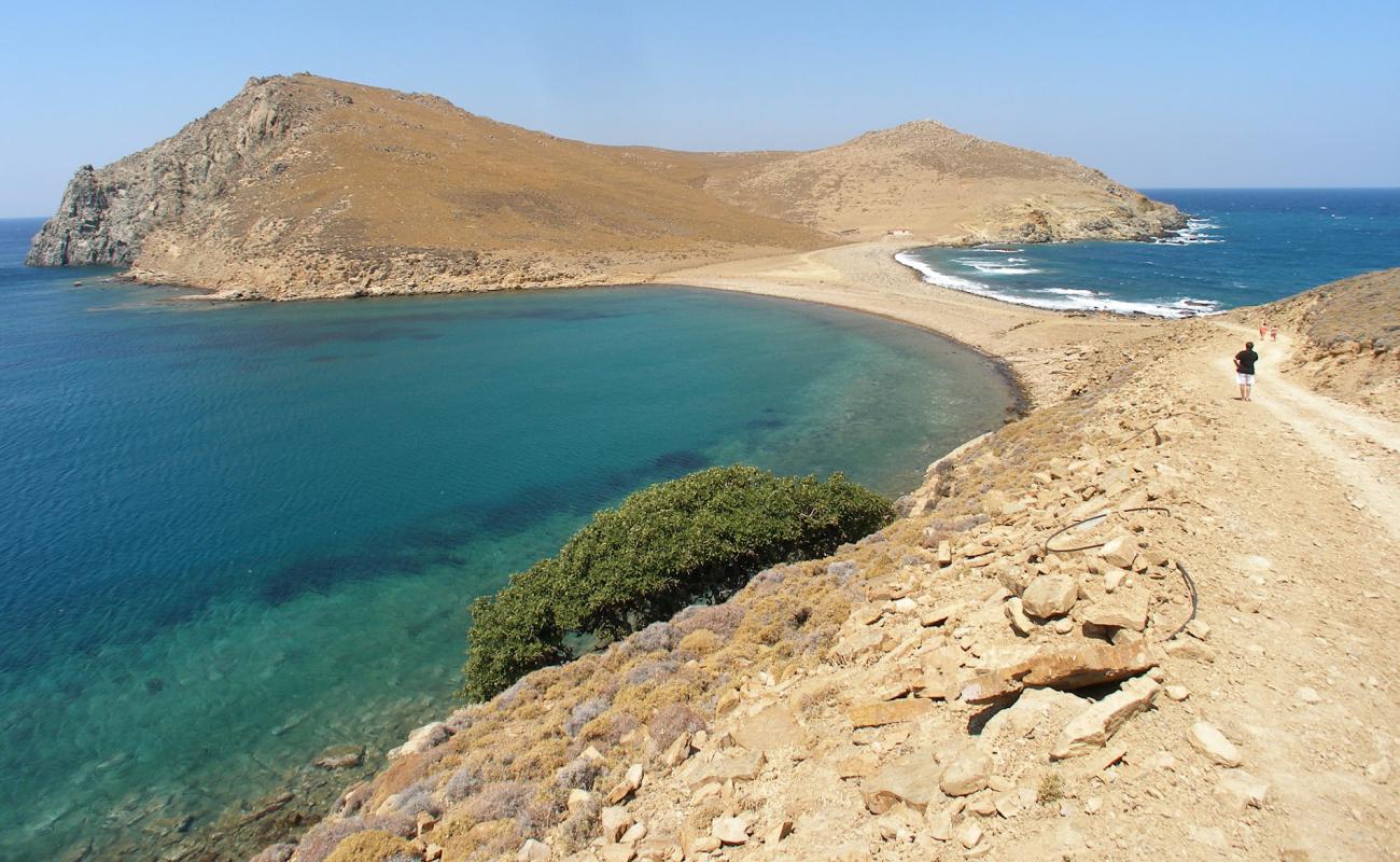 Foto de Mourtzeflos beach con arena/piedras marrón superficie