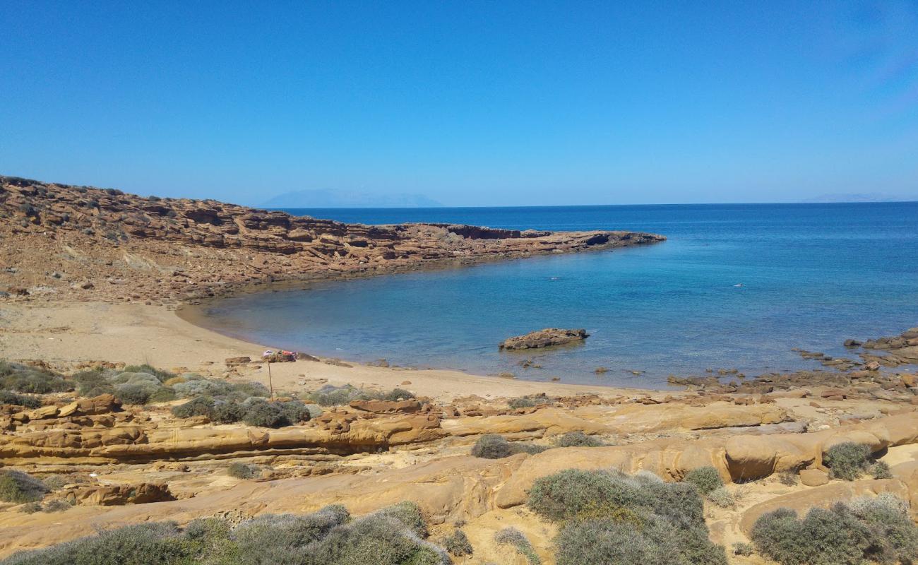 Foto de Faraklou beach con arena/piedras marrón superficie