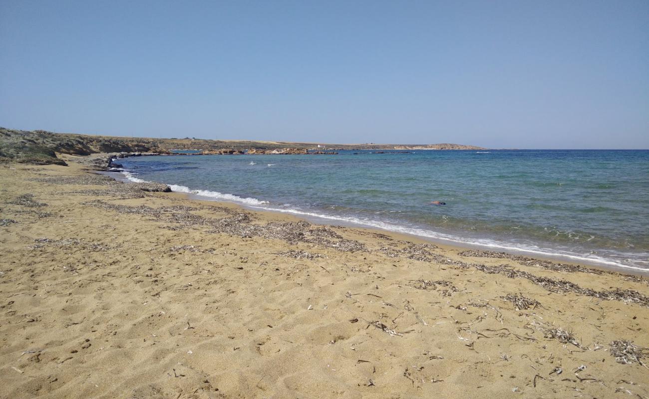 Foto de Agios Ermolaos beach con arena oscura superficie