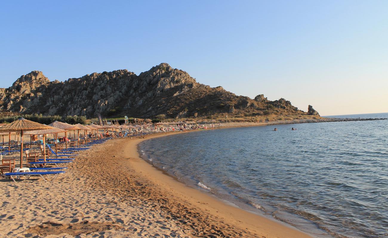 Foto de Thanos beach con arena brillante superficie