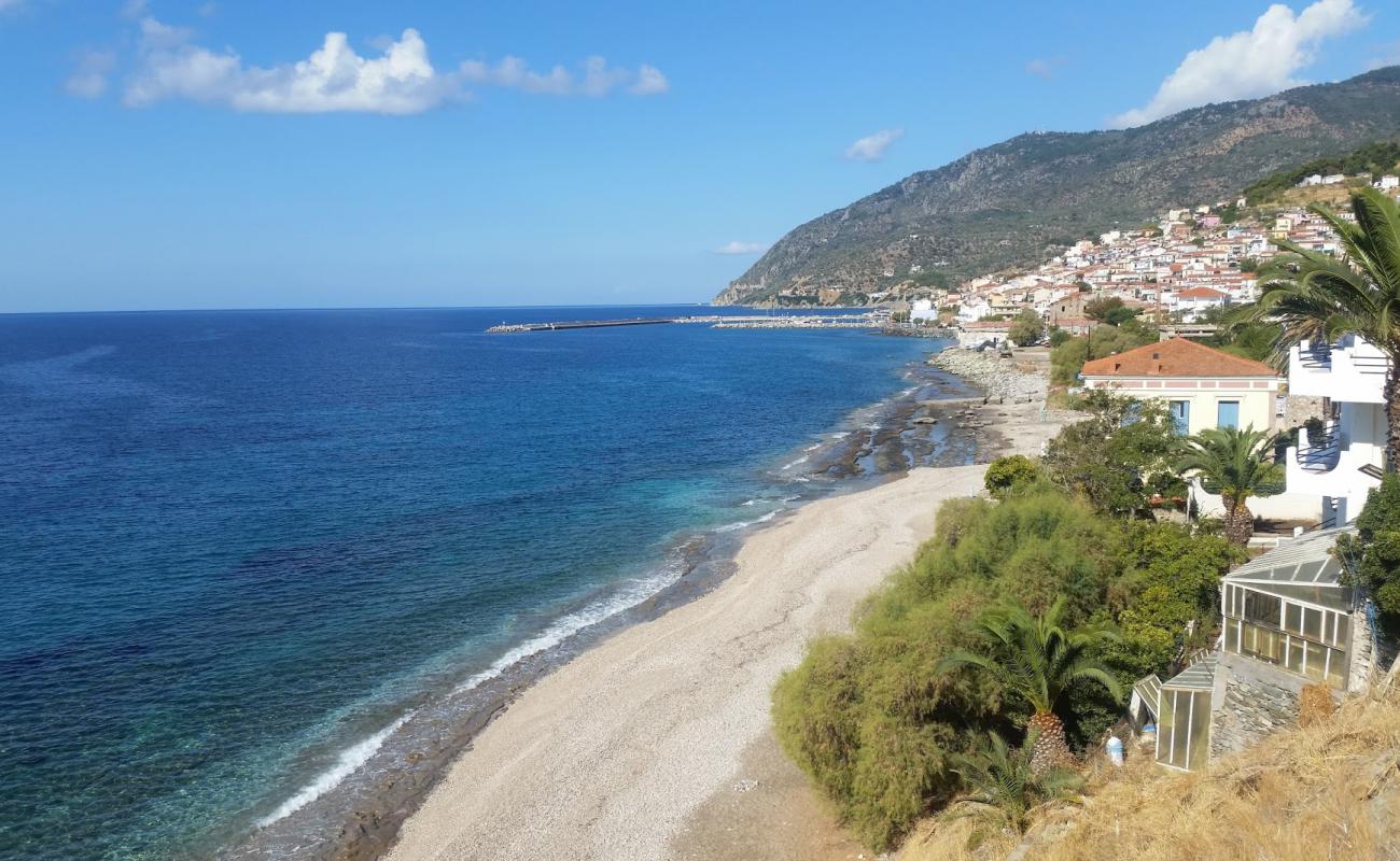 Foto de Plomari beach Saint Isidoros con guijarro ligero superficie