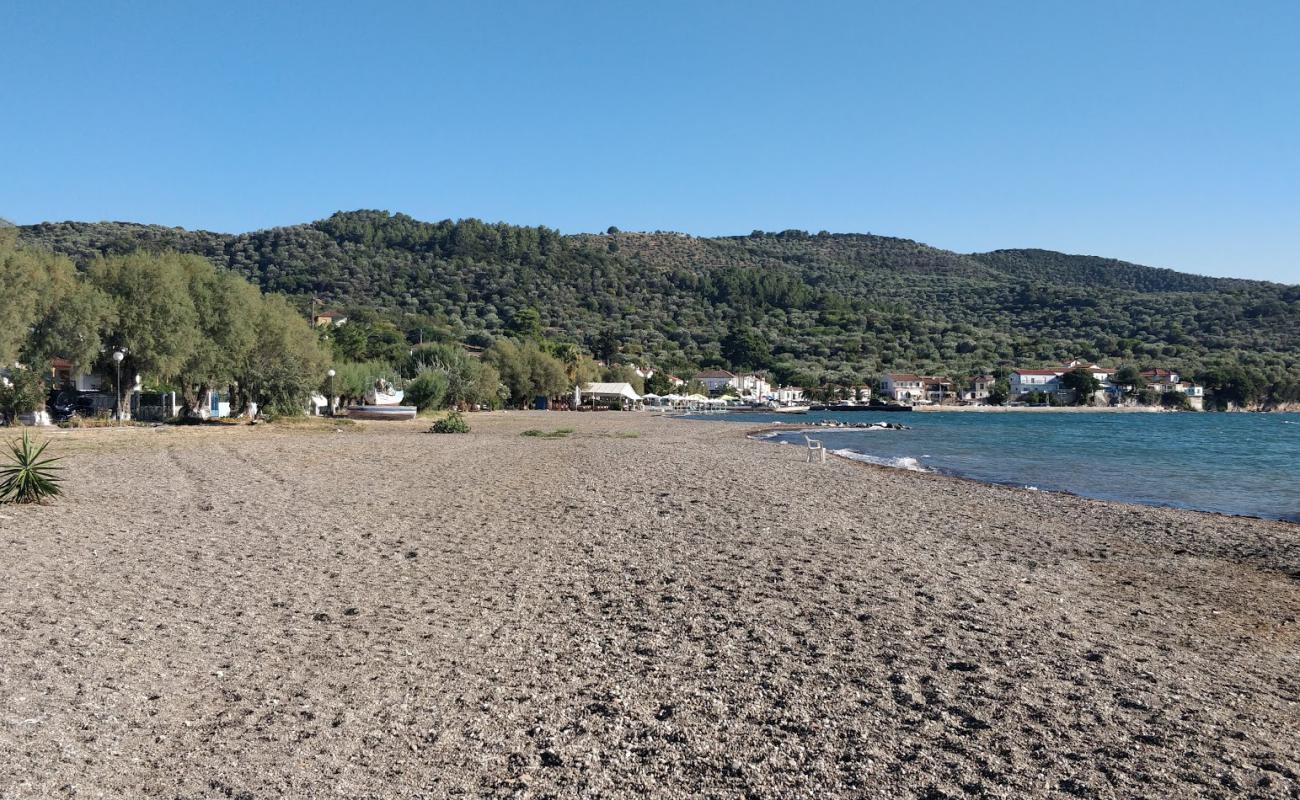 Foto de Paralia Skala Polichnitou con arena fina y guijarros superficie