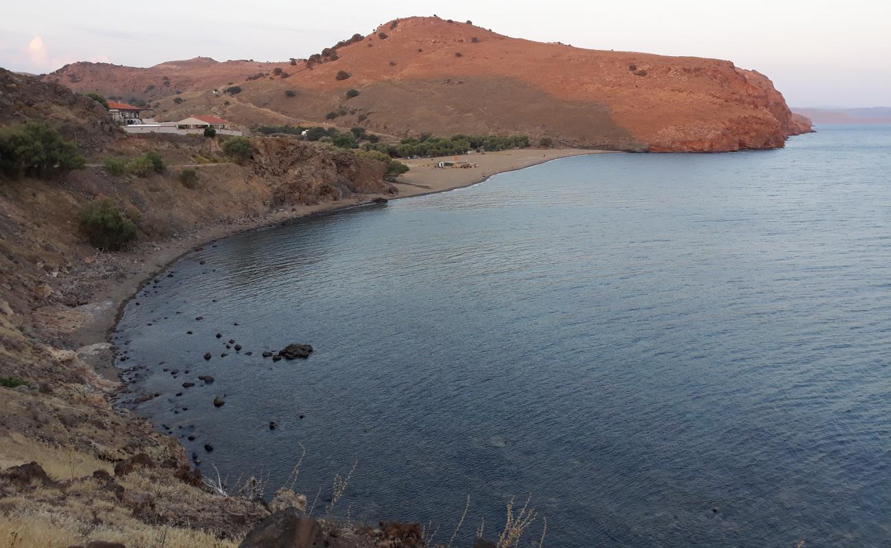 Foto de Podara beach con arena oscura superficie