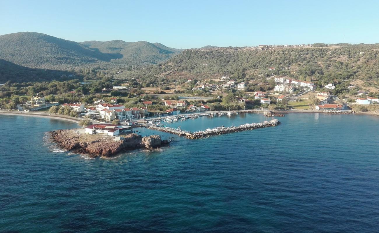 Foto de Toumpes beach con guijarro ligero superficie