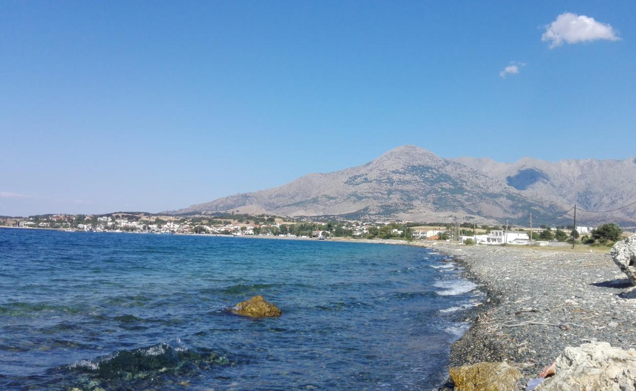 Foto de Kamariotisa beach con guijarro fino claro superficie