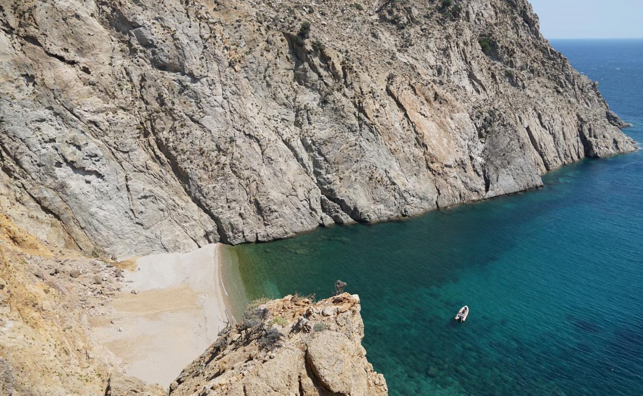 Foto de Katarti beach con guijarro fino claro superficie