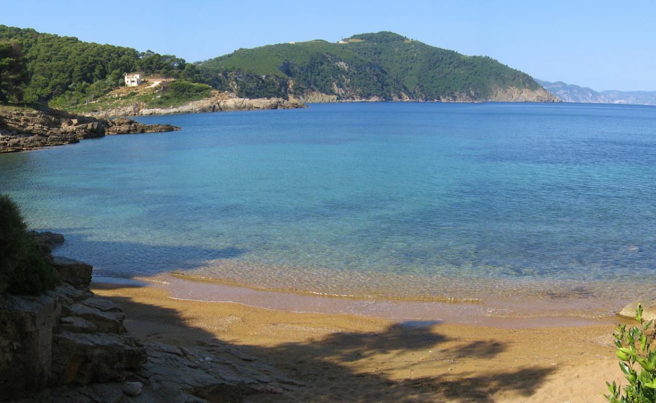 Foto de Tourkoneri beach con arena oscura superficie