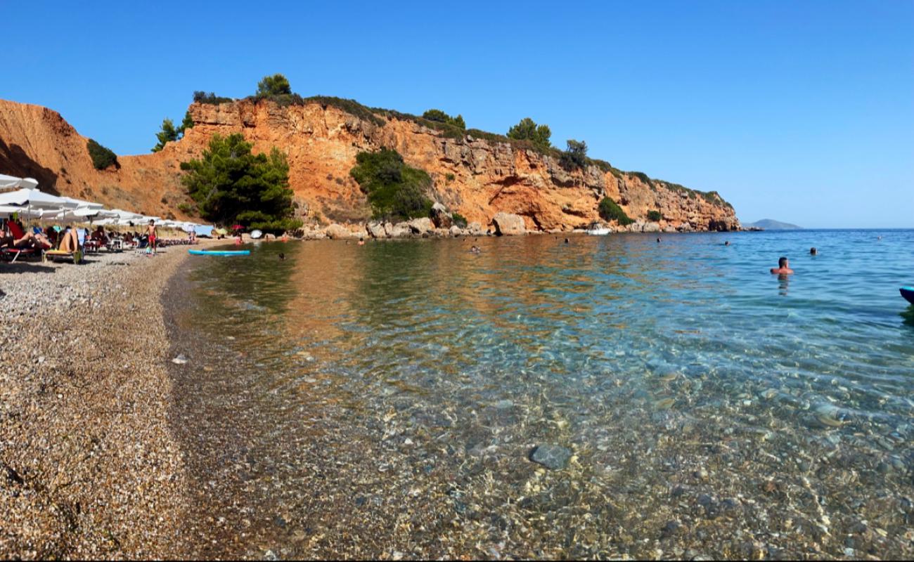 Foto de Kokkinokastro beach con arena/guijarros negro superficie