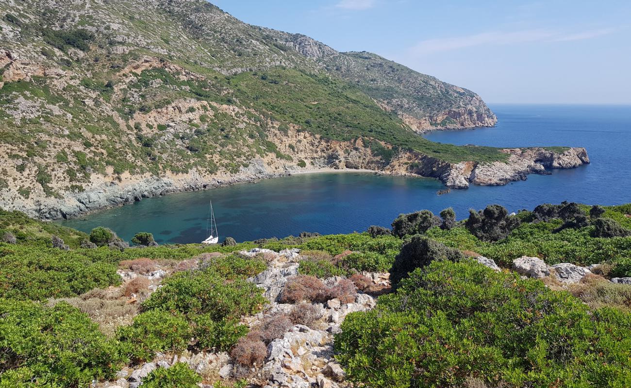 Foto de Kyra Panagia con arena gris y piedras superficie