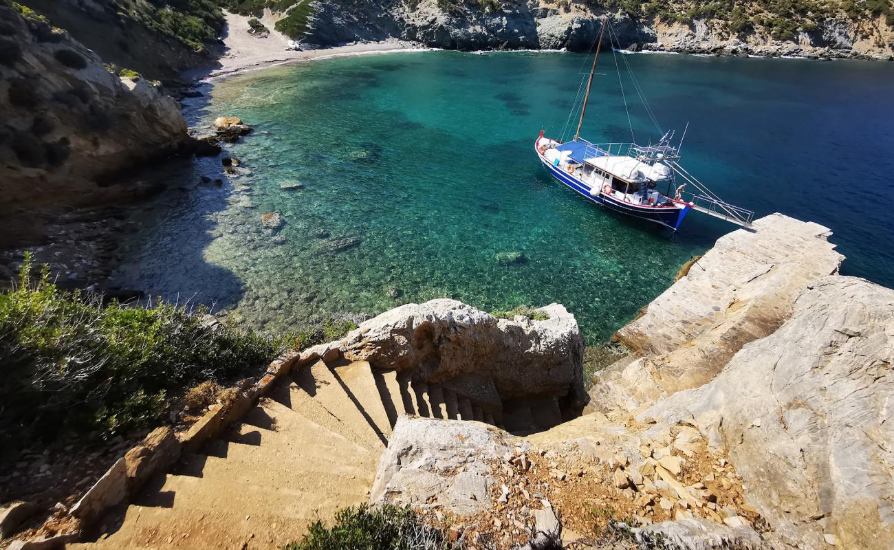 Foto de Kyra Panagia II con arena gris y piedras superficie