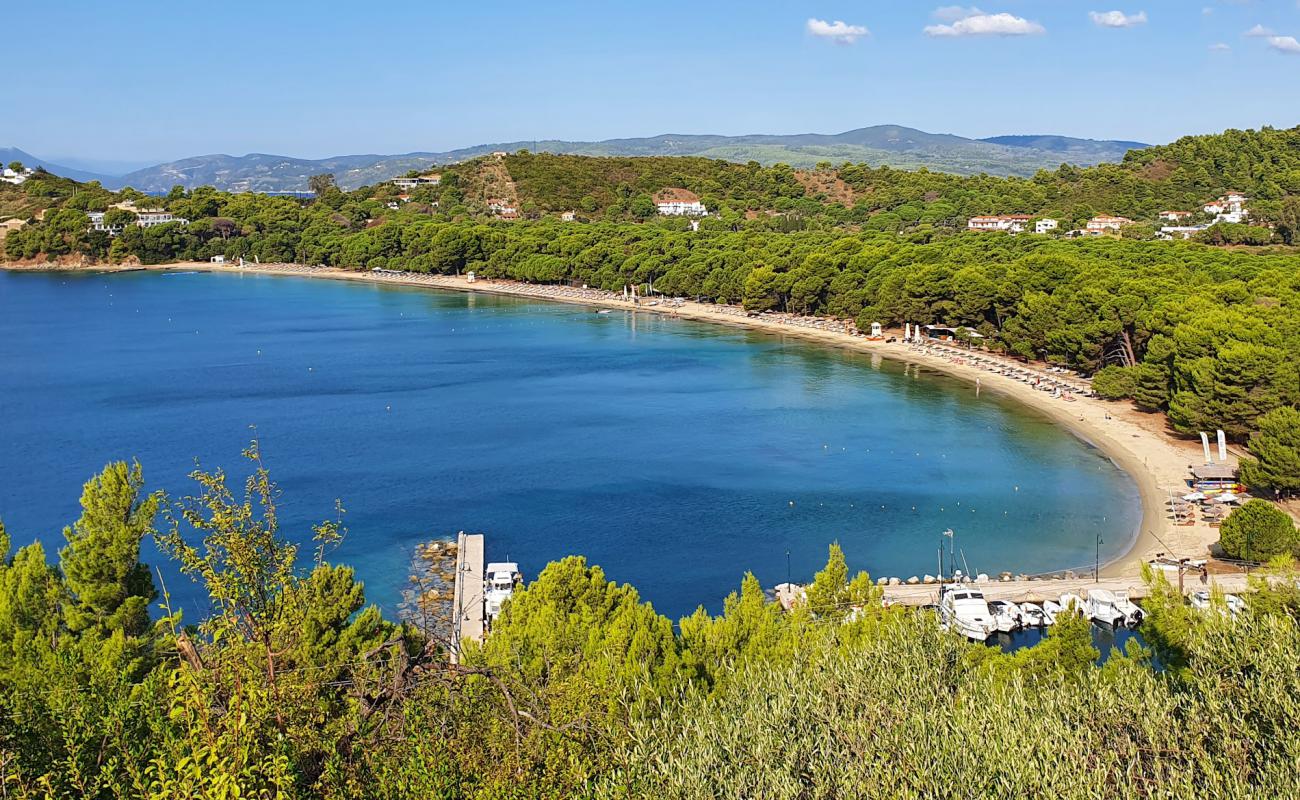 Foto de Playa de Koukounaries con arena gris superficie