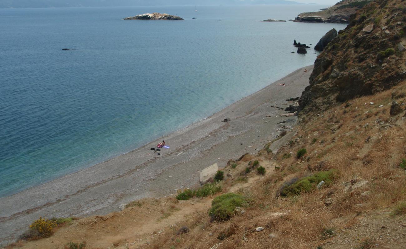 Foto de Paralia Psarochoma con arena gris y piedras superficie