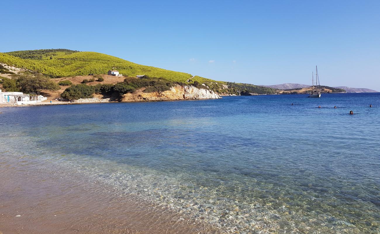 Foto de Agios Fokas beach con arena brillante y rocas superficie