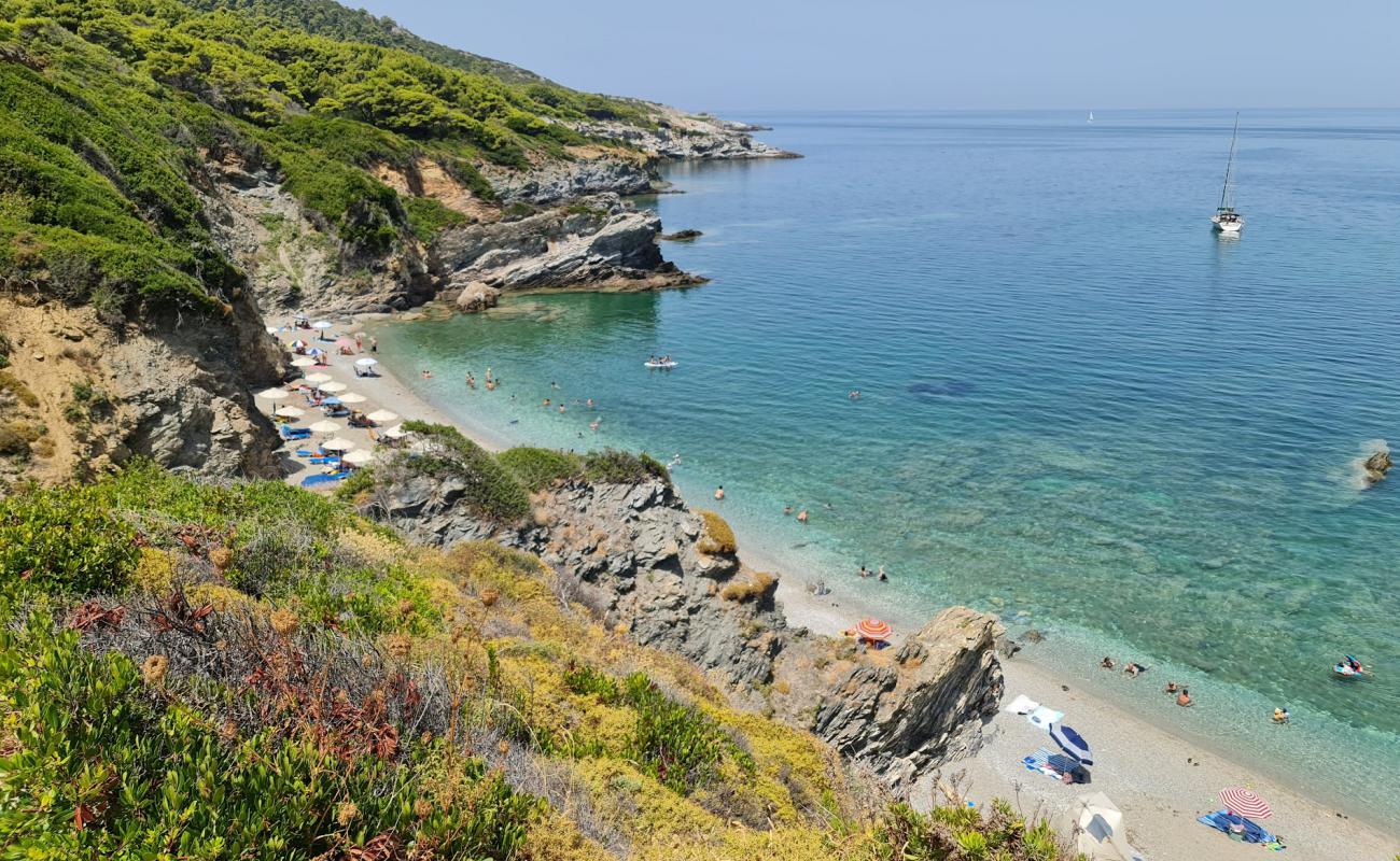 Foto de Perivoliou beach con guijarro fino claro superficie