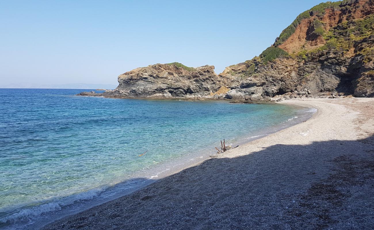 Foto de Paralia Pethameni con arena fina y guijarros superficie