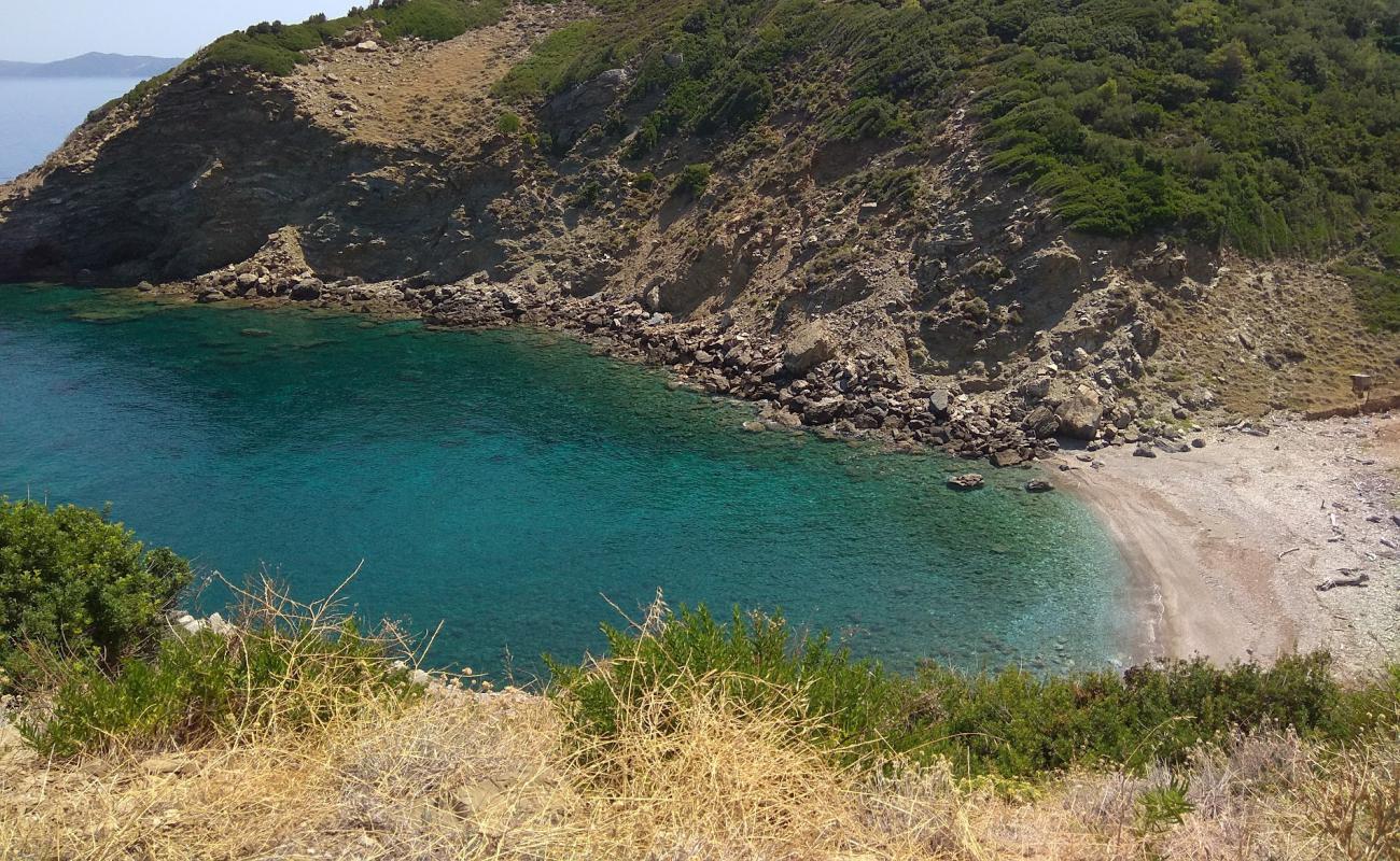 Foto de Paralia Vathias con arena gris y piedras superficie