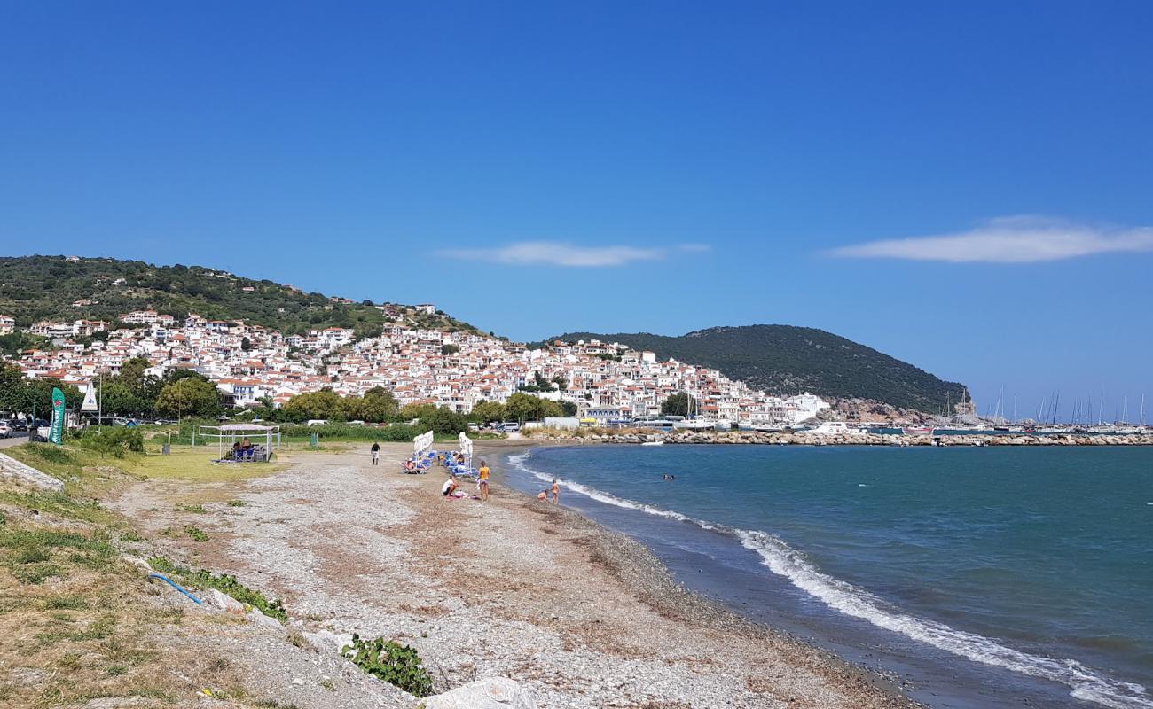 Foto de Skopelos Port beach con arena gris y guijarros superficie