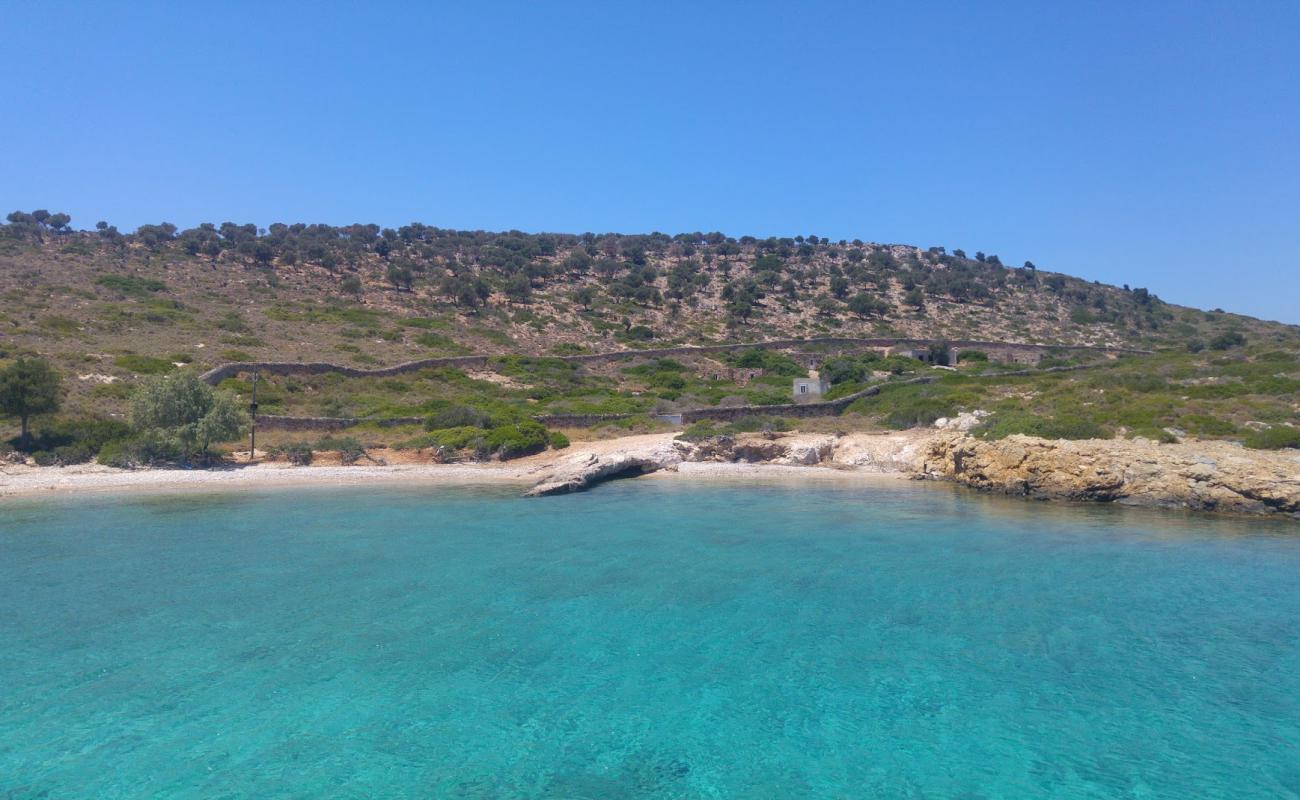 Foto de Tiganakia beach con guijarro fino claro superficie