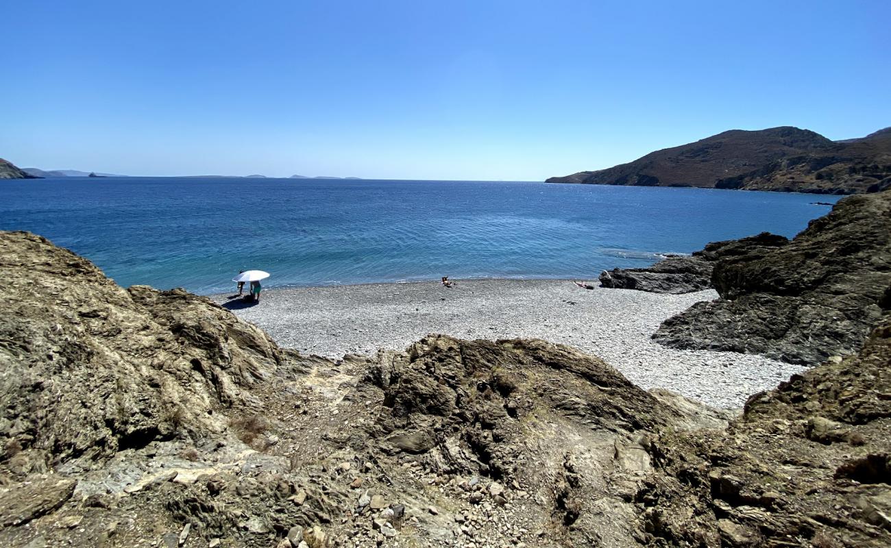 Foto de Tzanakia beach con guijarro fino claro superficie