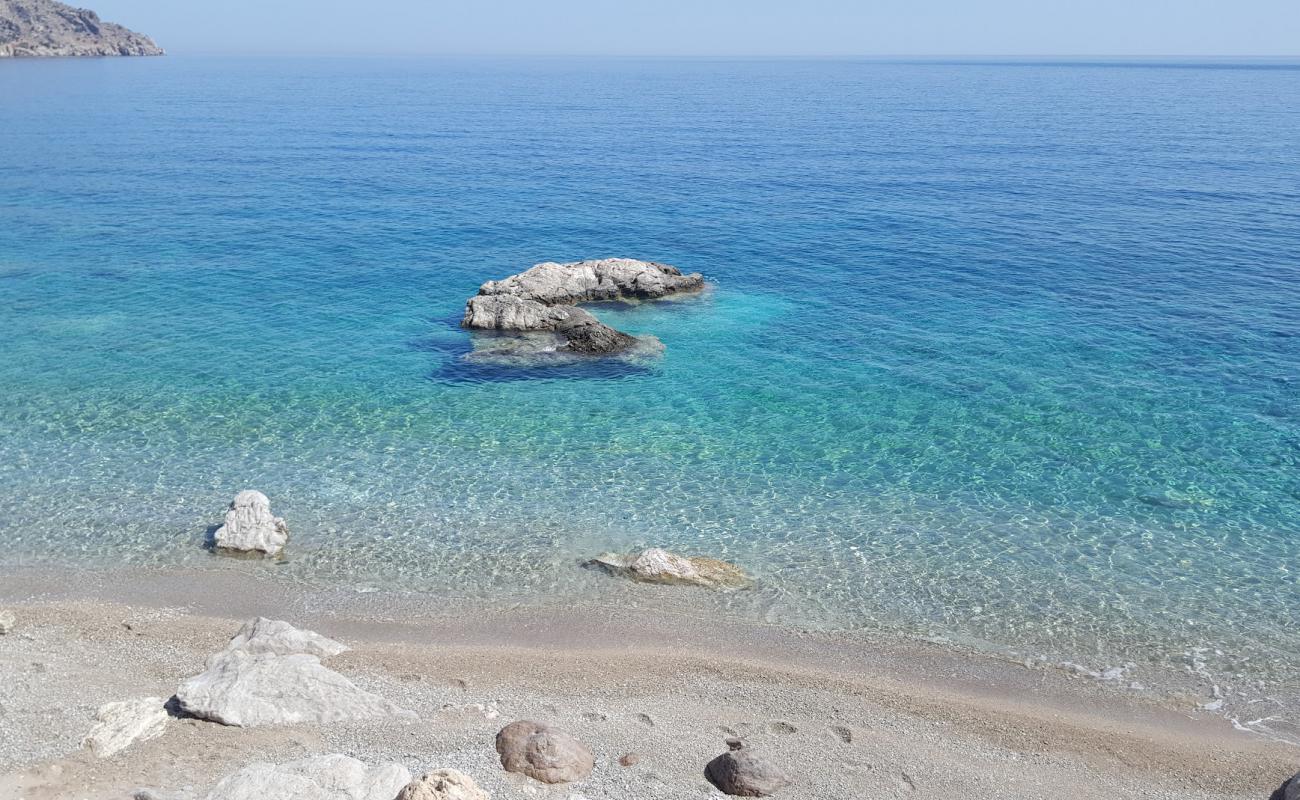 Foto de Evangeline beach con arena brillante y rocas superficie