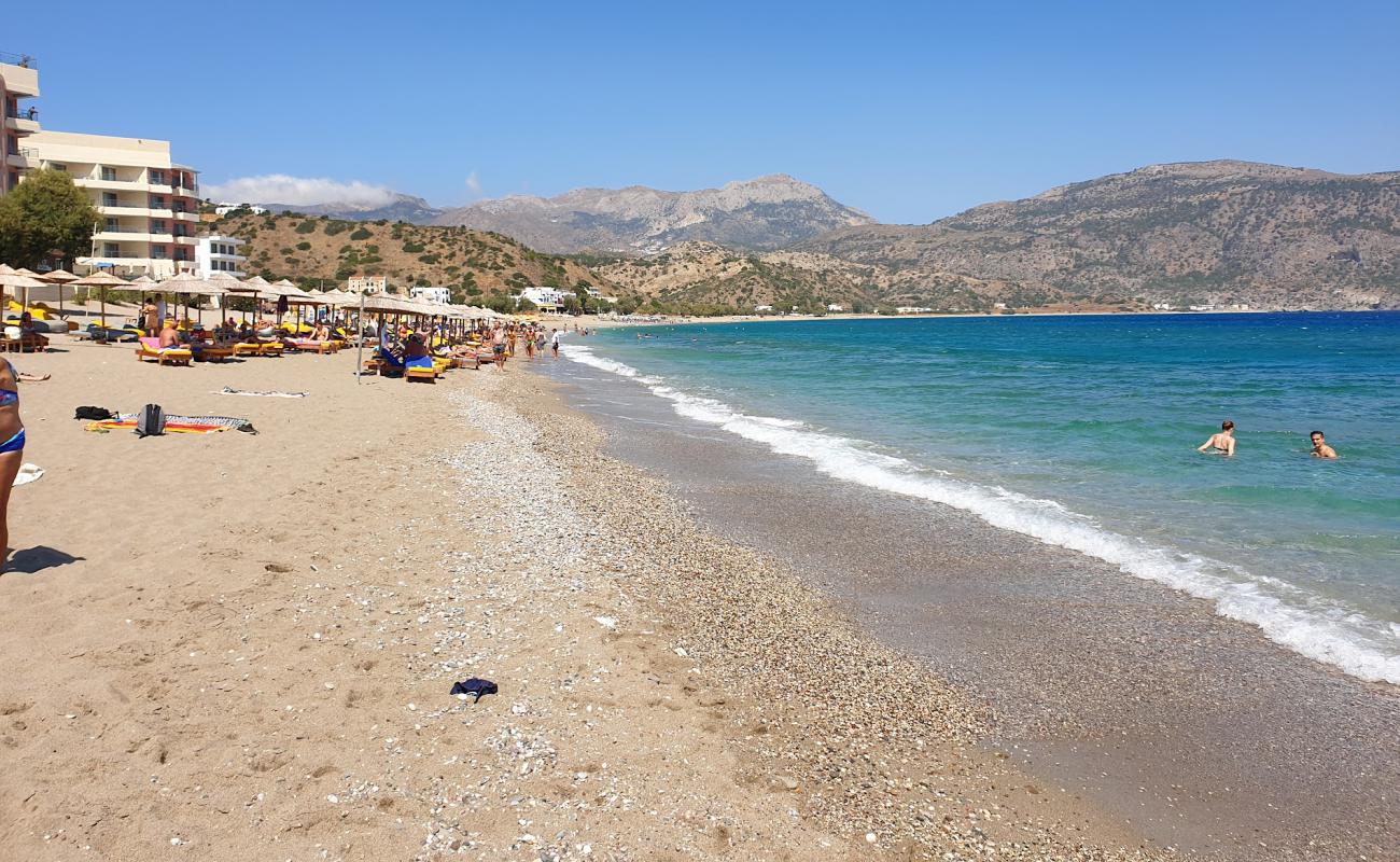 Foto de Limniatis beach con arena oscura superficie