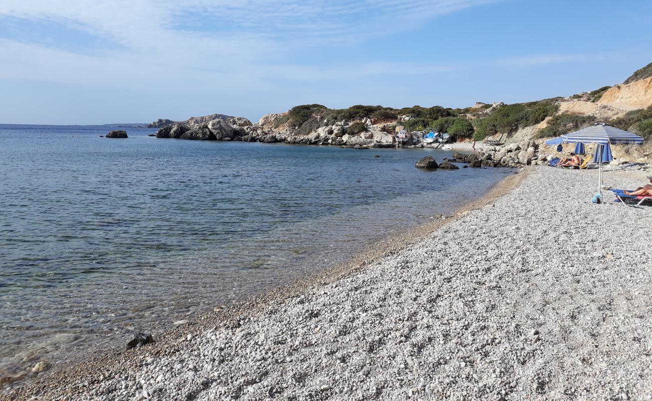 Foto de Fokia beach con guijarro ligero superficie