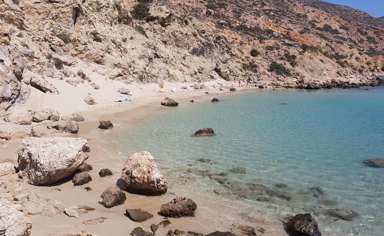 Foto de Tati beach con arena oscura superficie