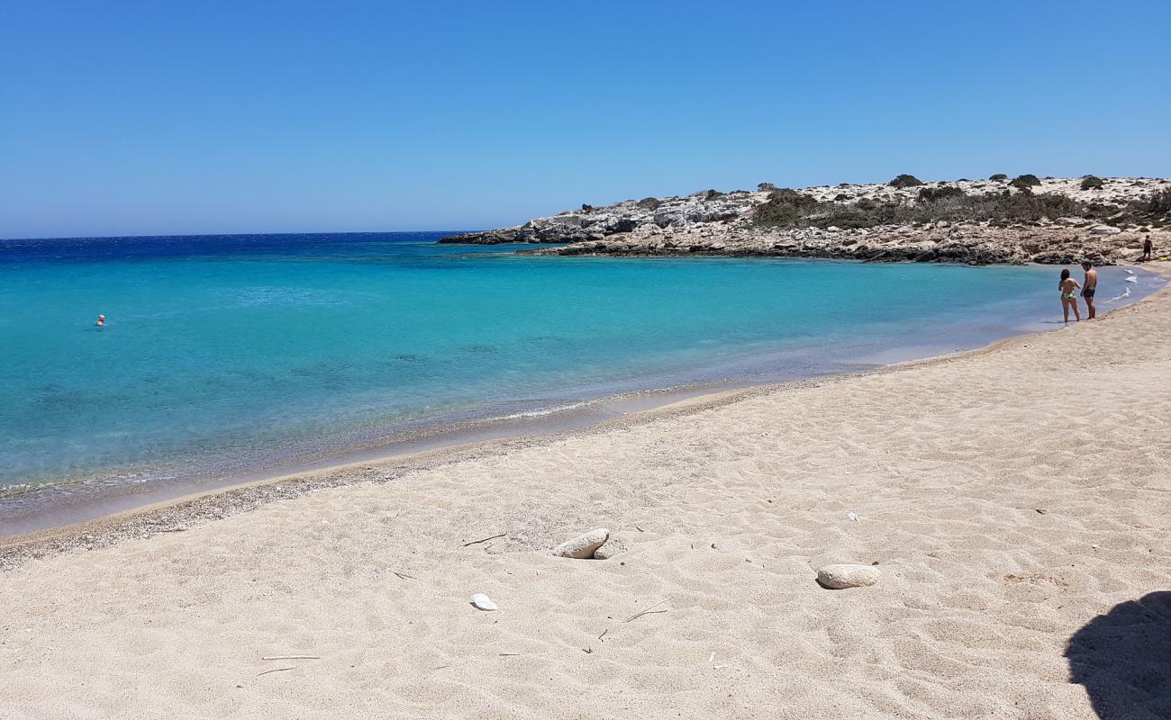 Foto de Paralia Vatha con arena oscura superficie