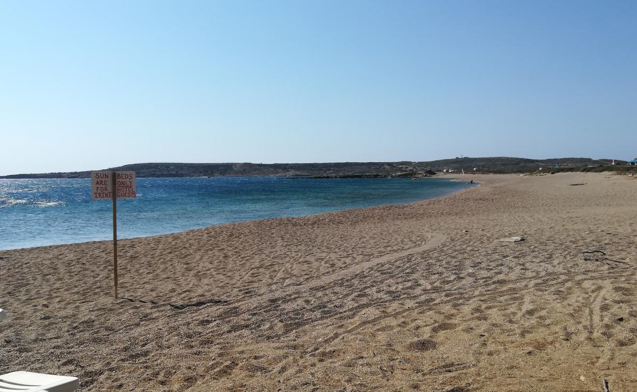 Foto de Paralia Makris Gialos con arena oscura superficie