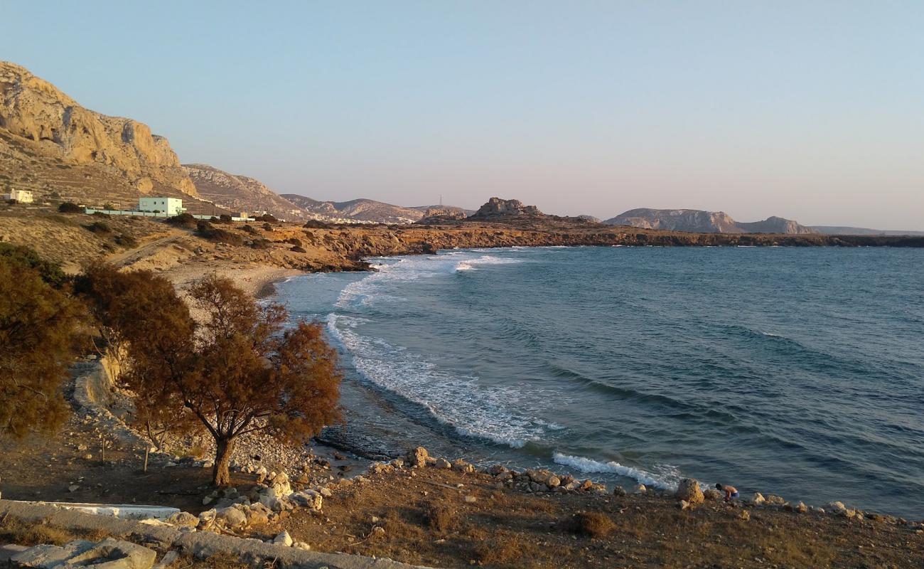 Foto de Agios Georgios beach con arena/guijarros negro superficie