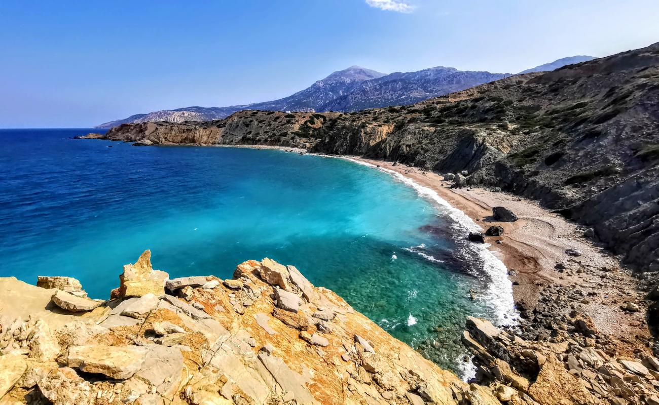 Foto de Sykelaos beach II con arena brillante y rocas superficie