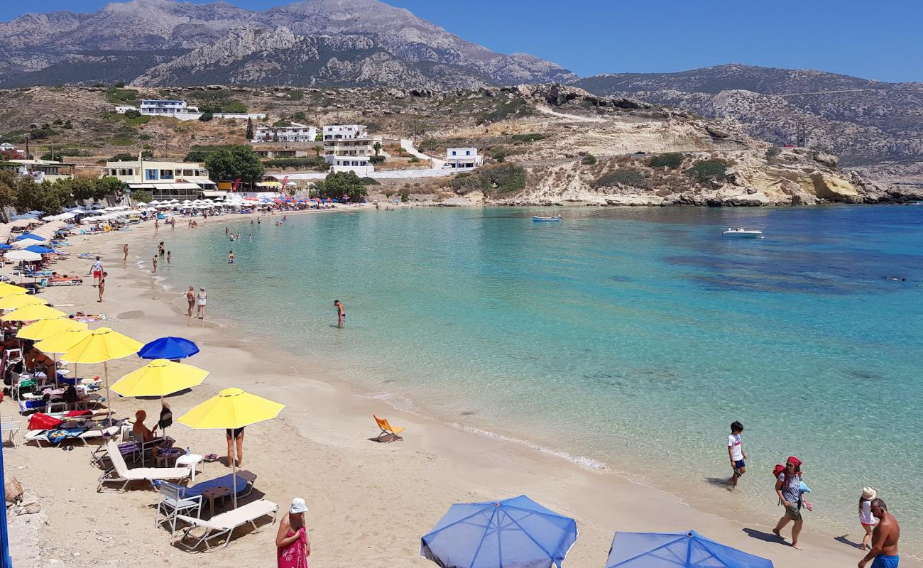 Foto de Paralia Lefkos con arena oscura superficie