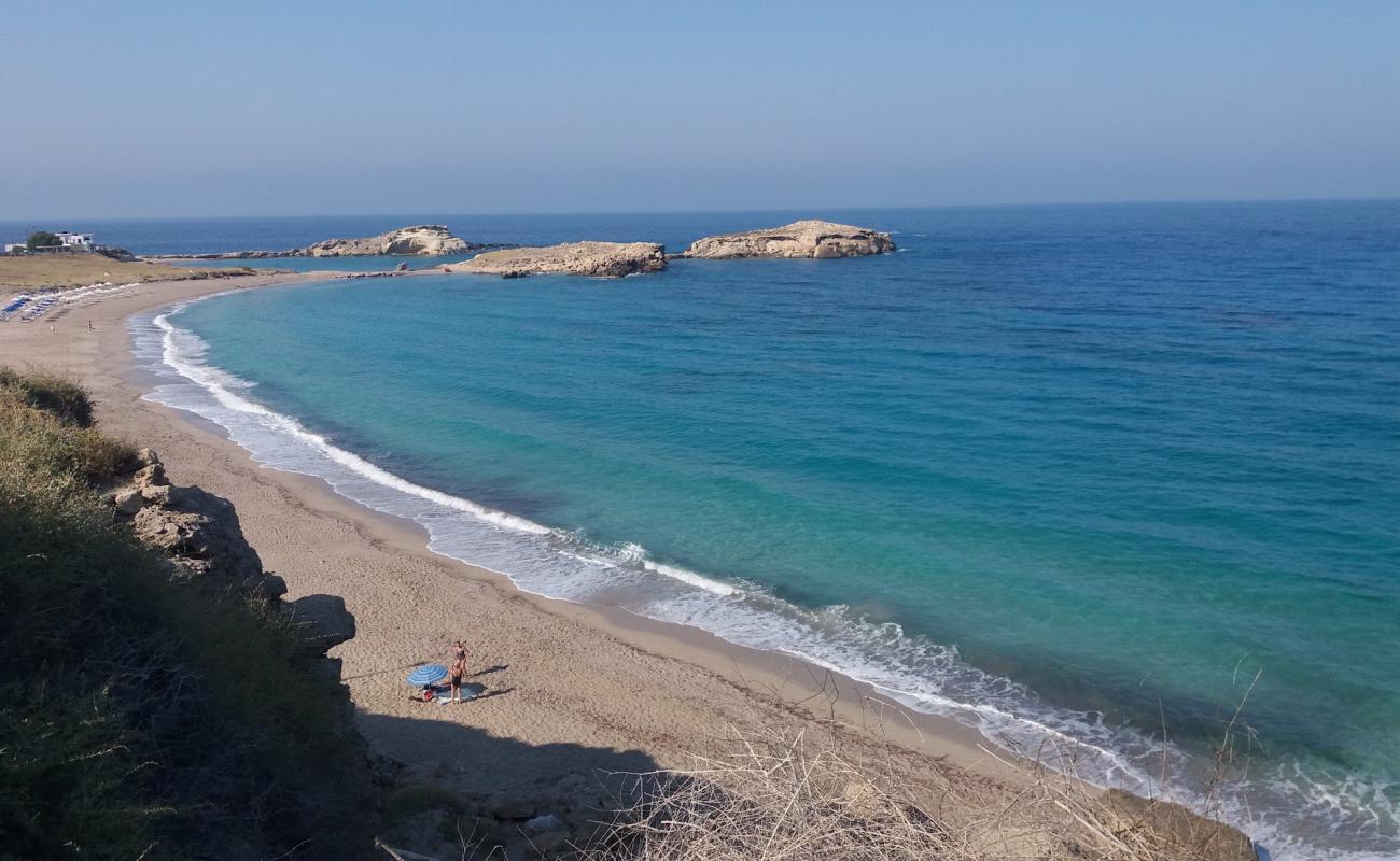 Foto de Paralia Lefkos II con arena oscura superficie