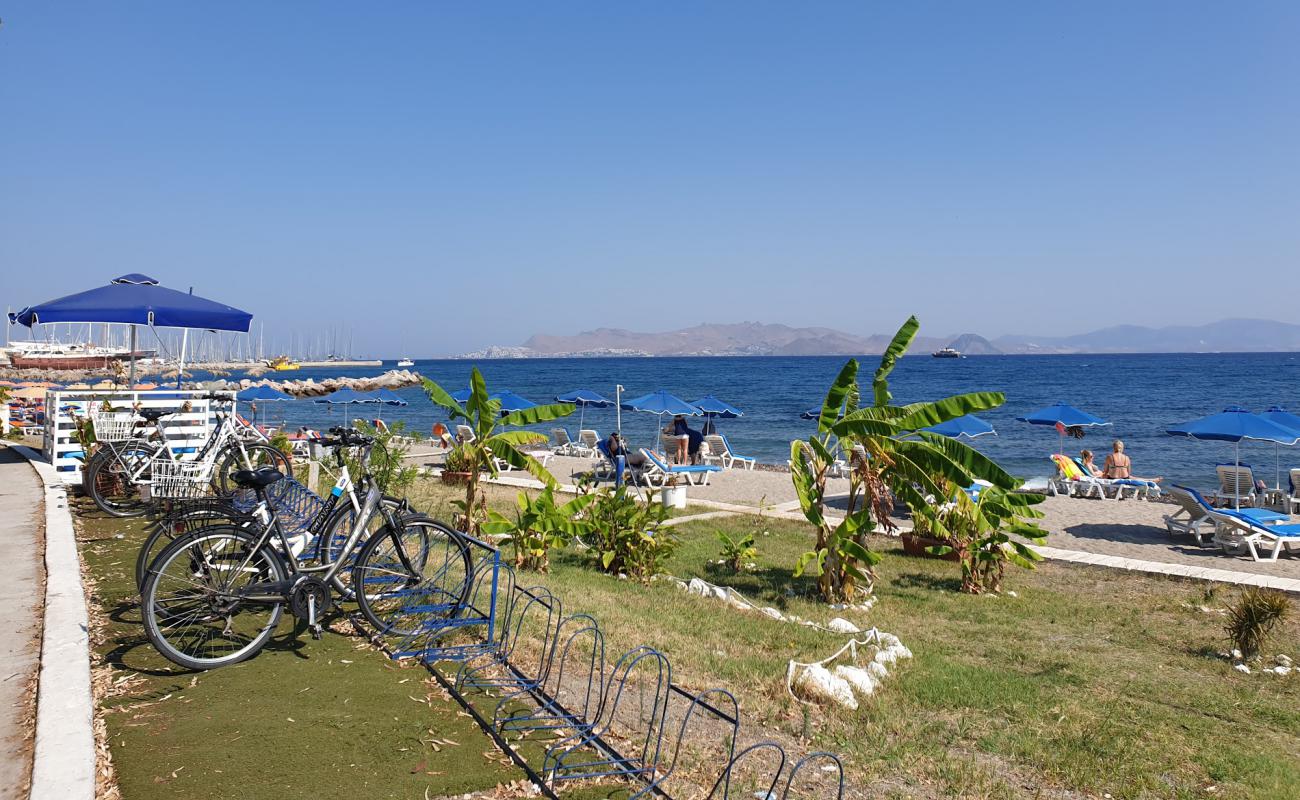 Foto de Paradiso Beach con arena brillante superficie