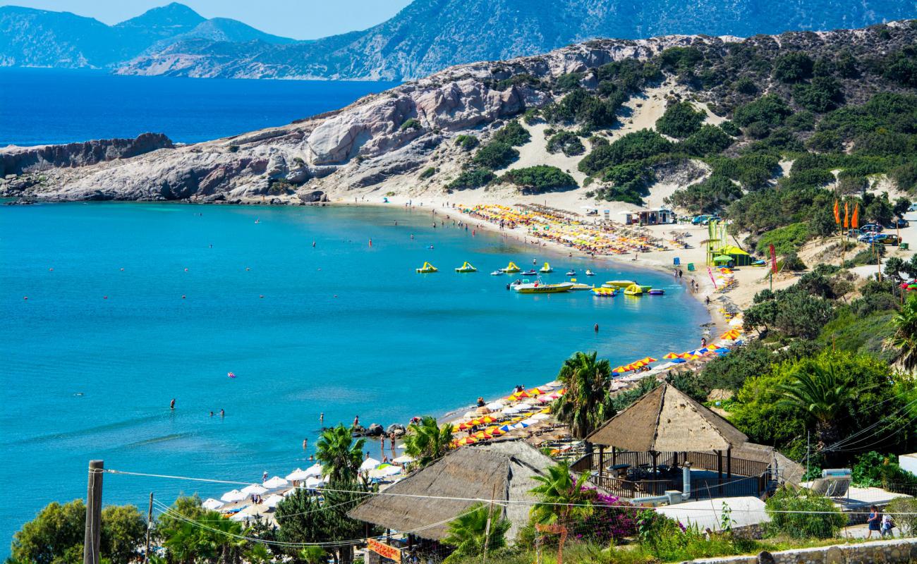 Foto de Playa del Paraíso con brillante arena fina superficie