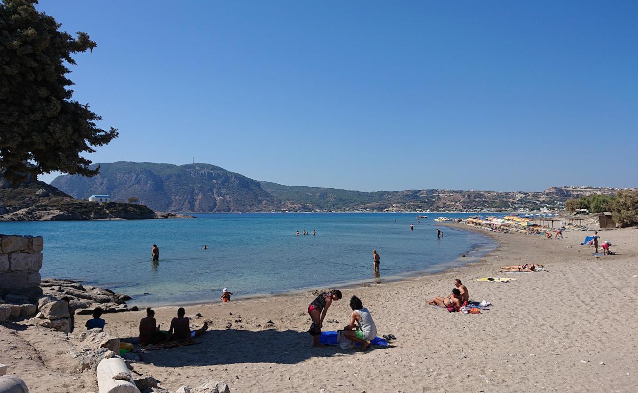 Foto de Agios Stefanos con arena fina y guijarros superficie