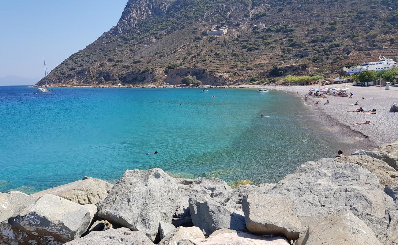 Foto de Kefalos Beach II con arena gris y guijarros superficie