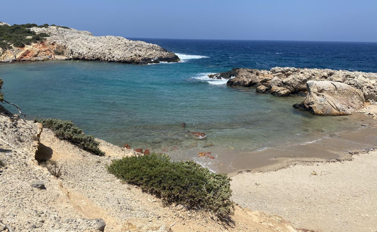 Foto de Limnionas beach II con arena brillante y rocas superficie