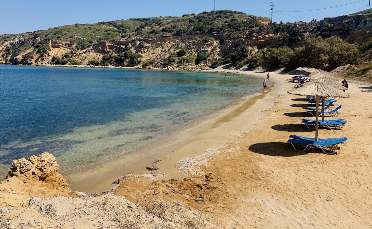 Foto de Limnionas beach con arena brillante y rocas superficie