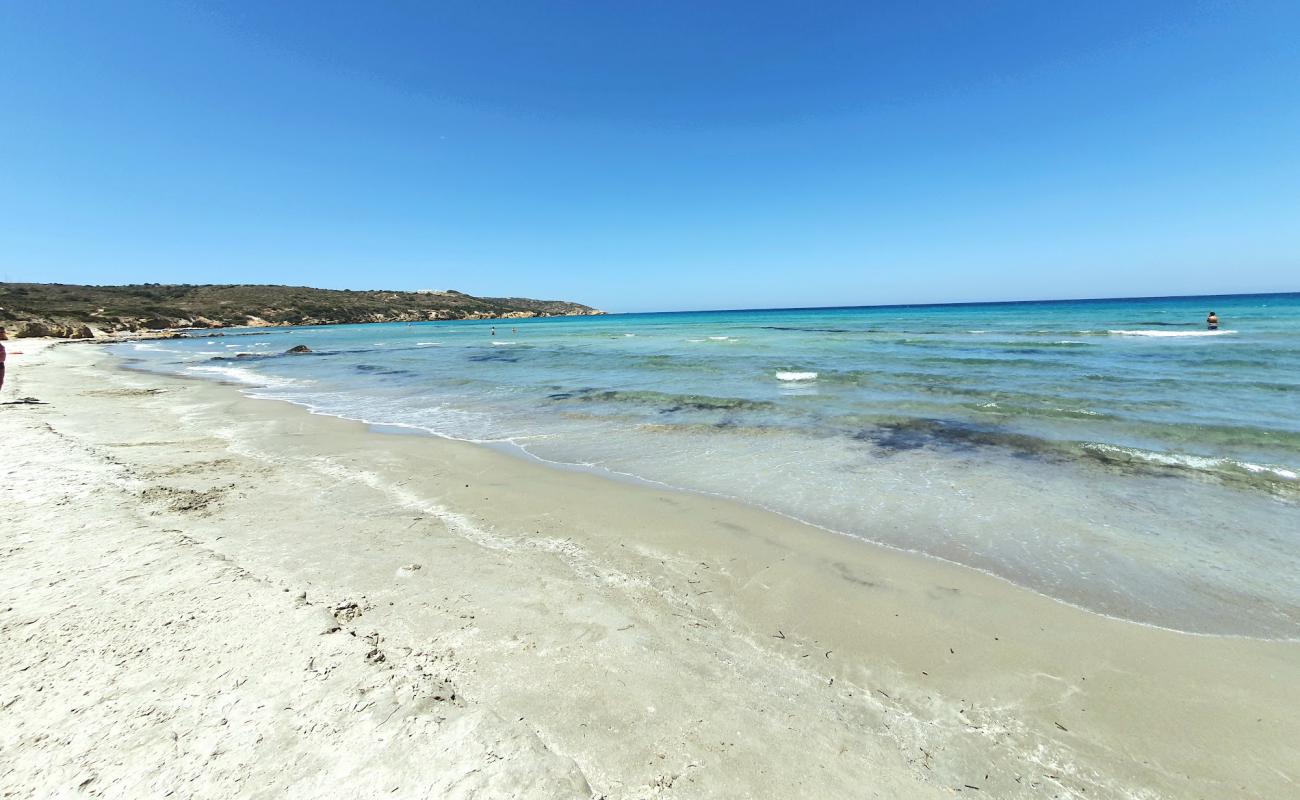 Foto de Kohilari beach con arena gris superficie