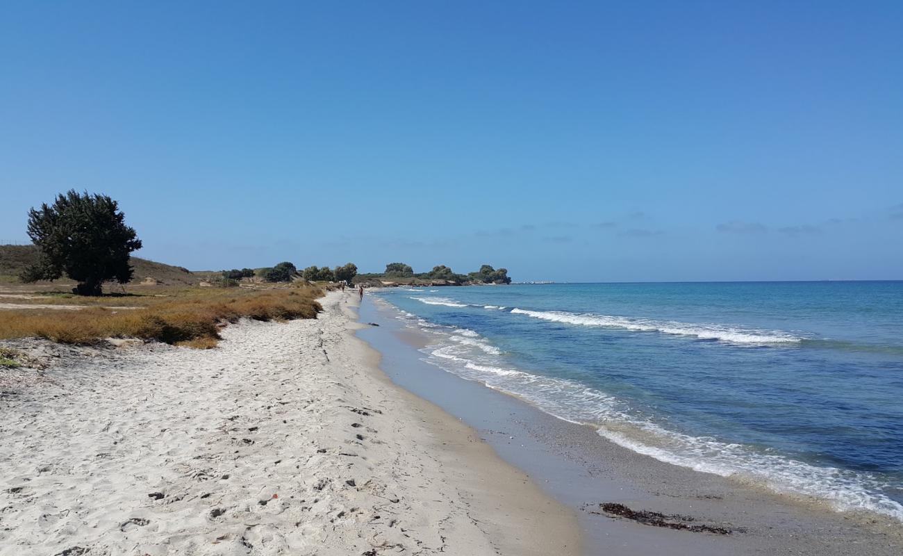 Foto de Troulos beach con arena brillante superficie