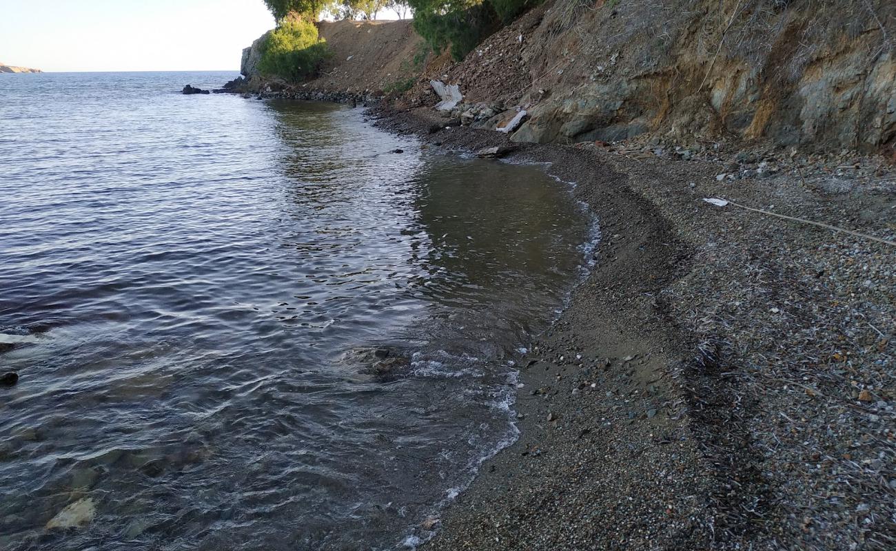 Foto de Paralia Agios Isidoros con arena gris y piedras superficie